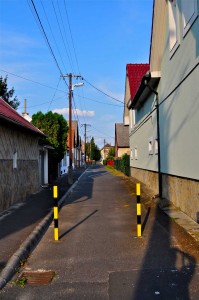 Вид на современный переулок. Уже не так уютно.